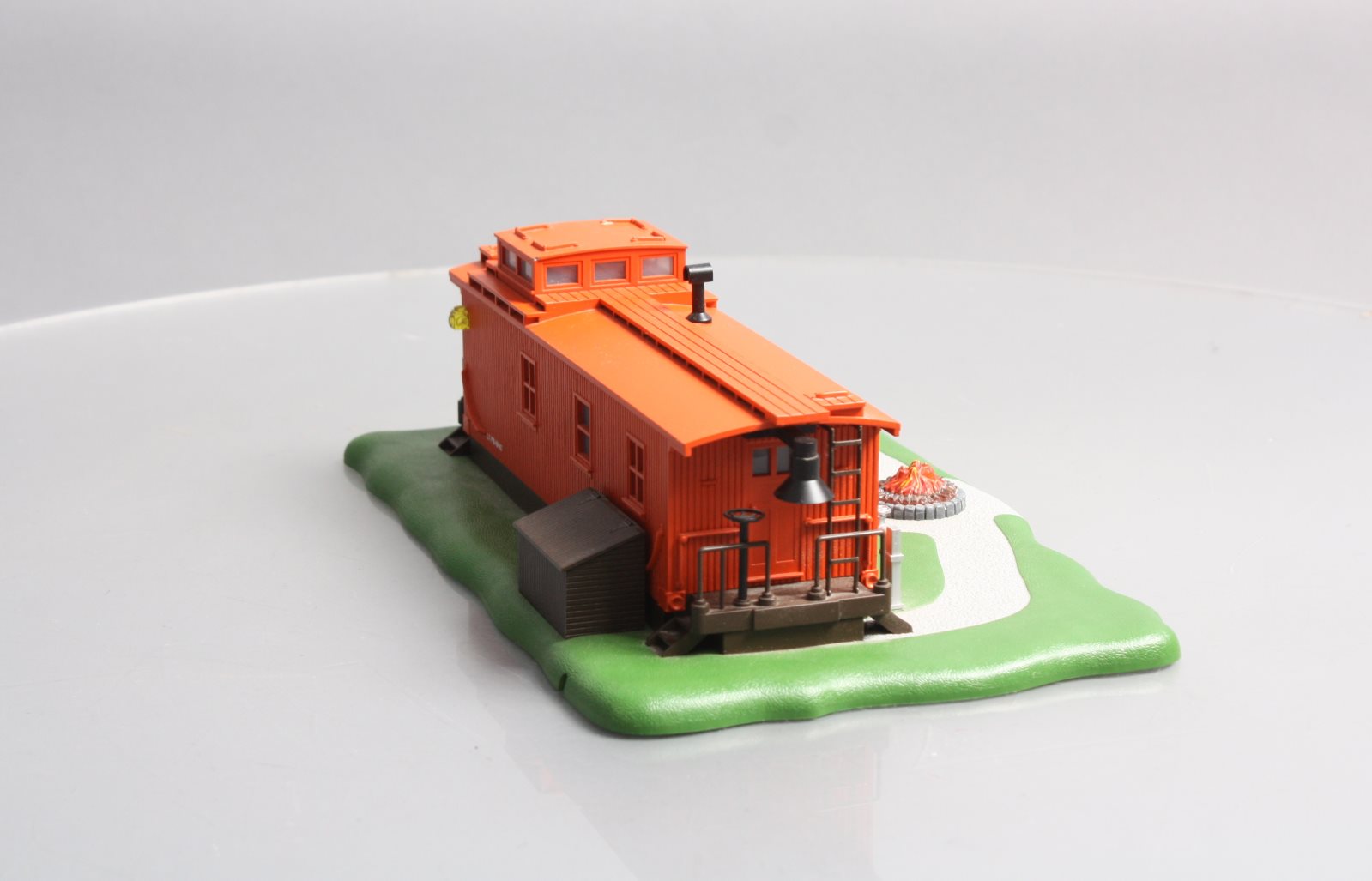 MTH 30-90013 Orange Yard Work Office with Operating Fire