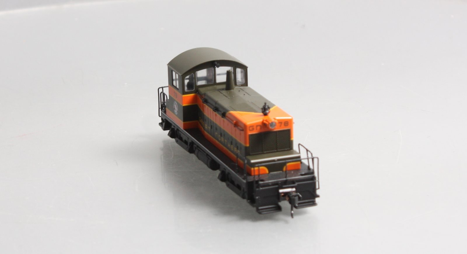 Walthers 910-9214 HO Great Northern Pullman EMD SW1 Diesel Switcher #78