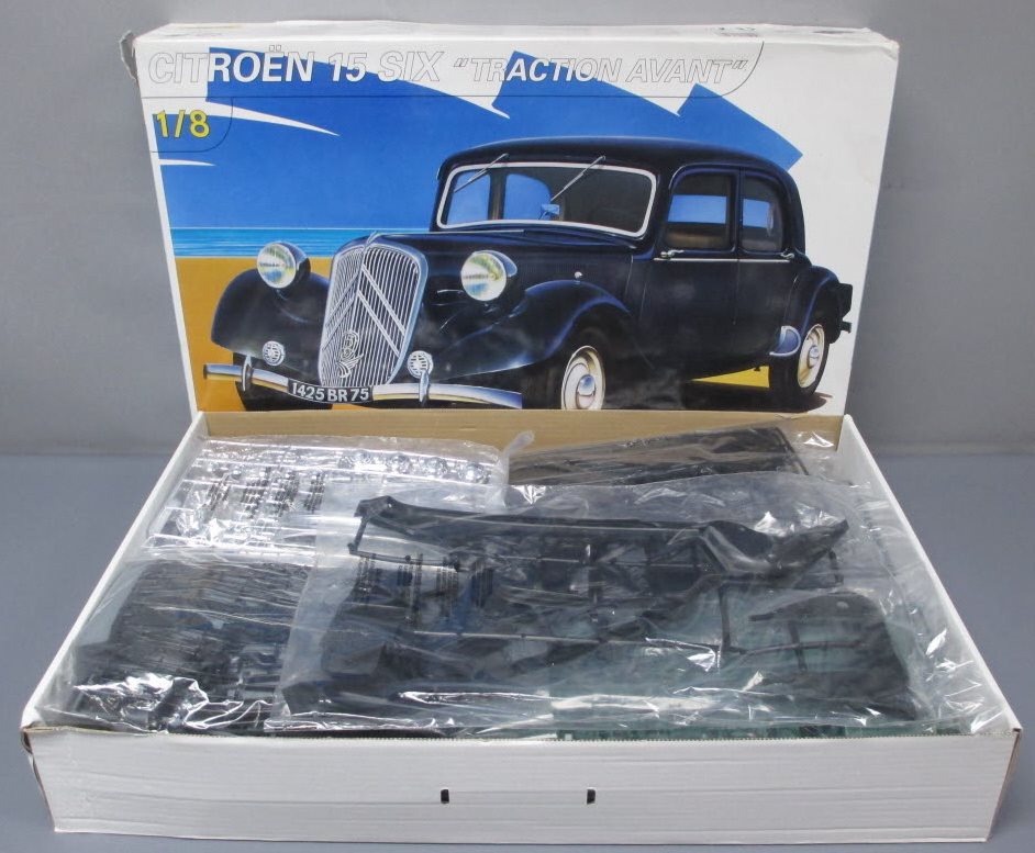 Heller 80799 1:8 Citroen 15CV 4-Door Sedan Plastic Model Kit