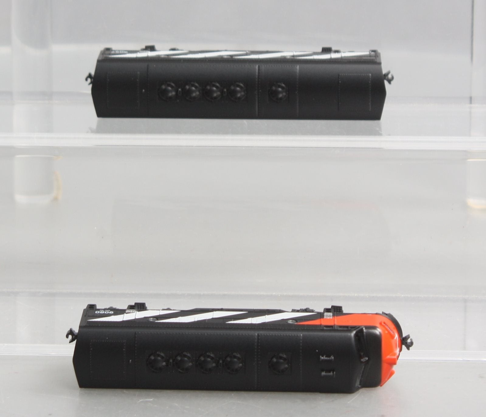 Kato 106-0425 N Canadian National EMD F7A & F7B Diesel Locomotive #9080 & #9057