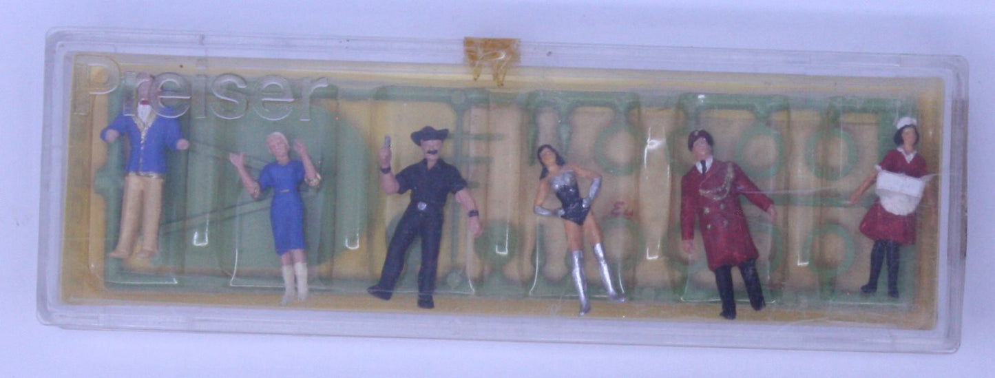 Preiser 0611 HO Circus Performers Throwing Act & Workers Figure (Set of 6)