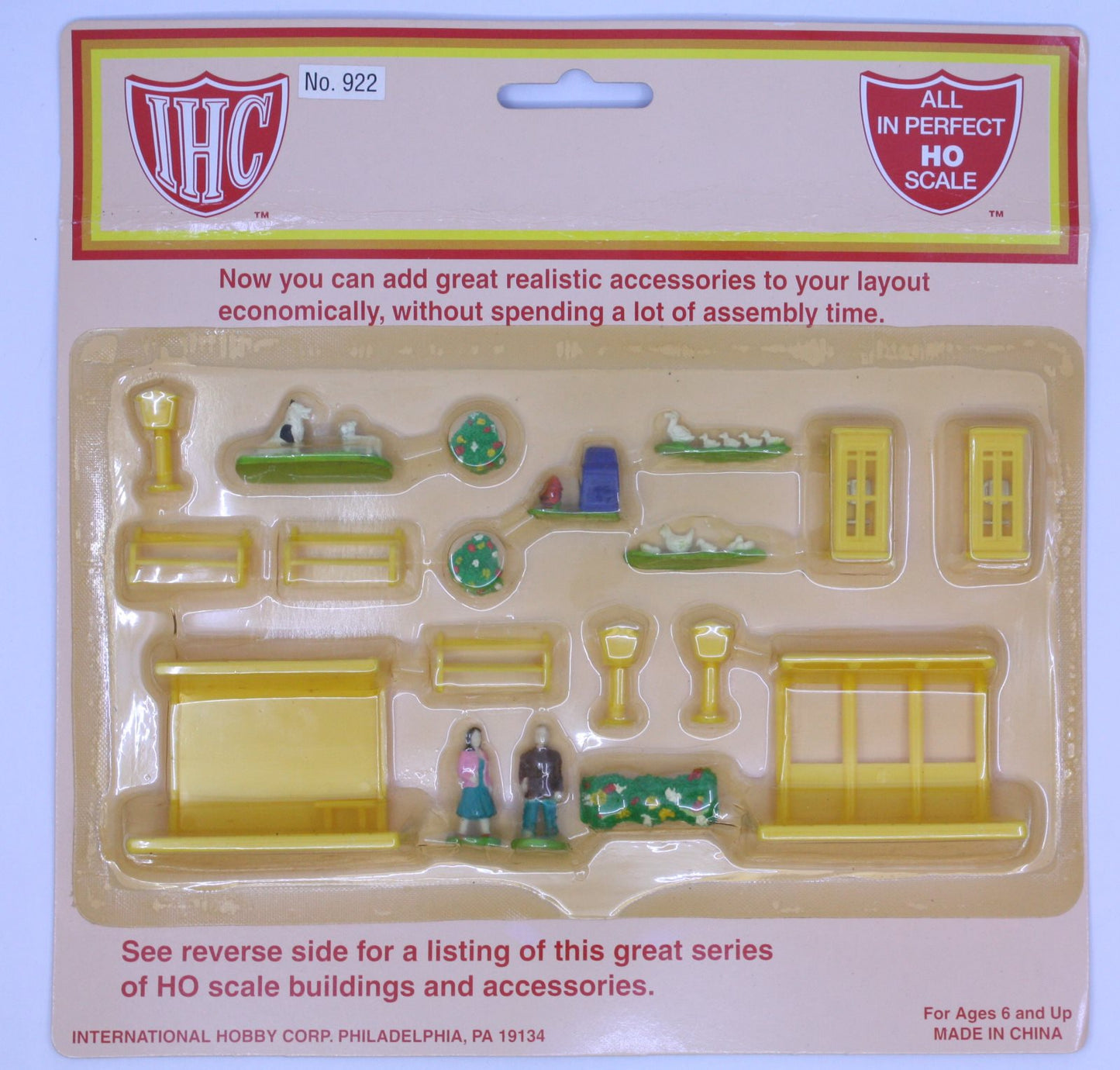 IHC 922 HO Village Green Park Accessories Set (Set of 19)