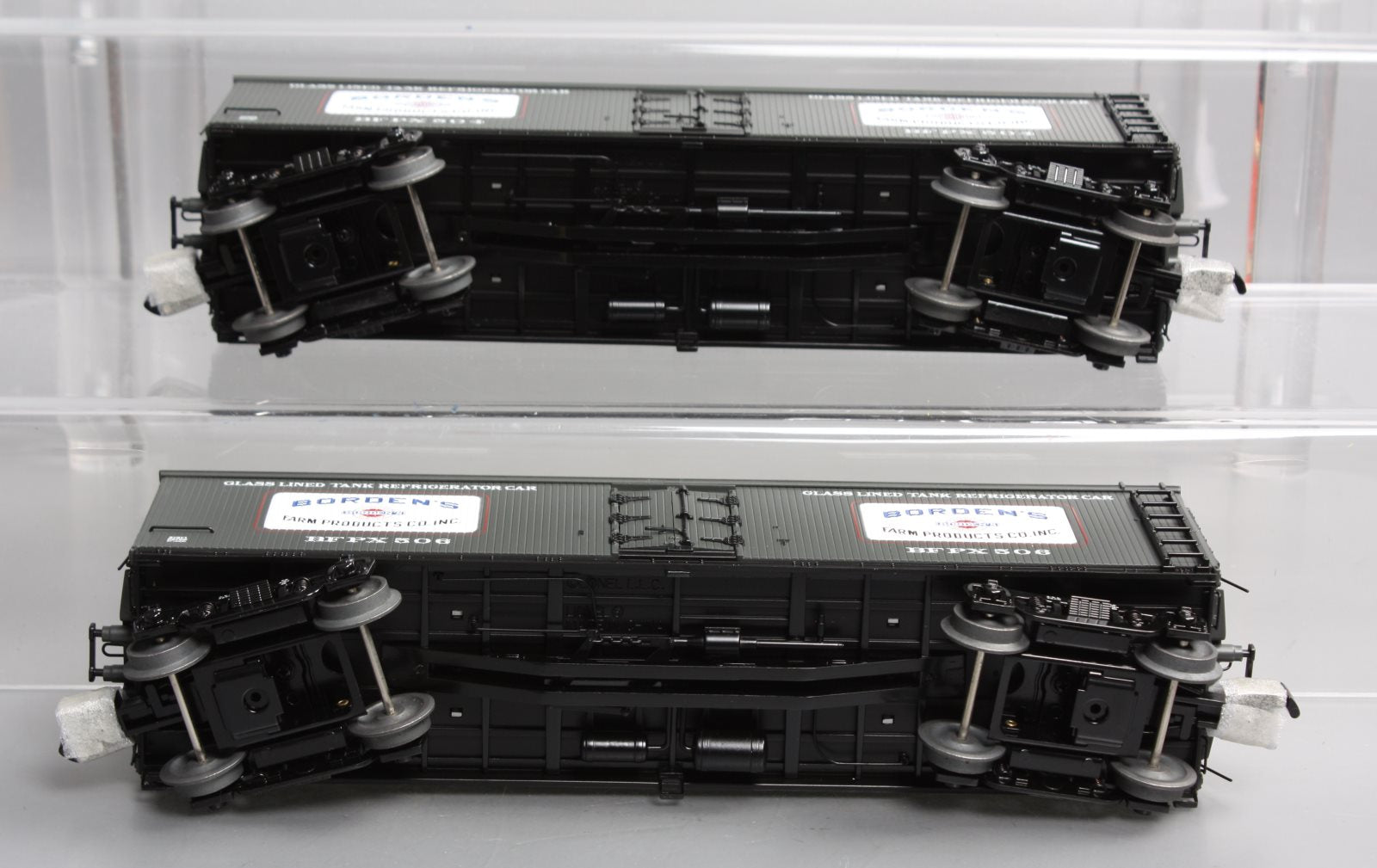 Lionel 6-27369 O Gauge Borden's Milk Car (Set of 2)