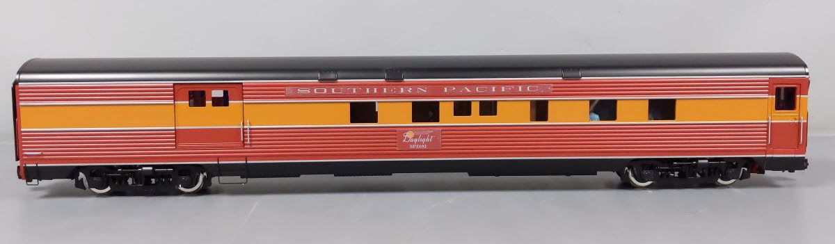USA Trains 310903 G Southern Pacific "Daylight" Combine Car - Metal Wheels