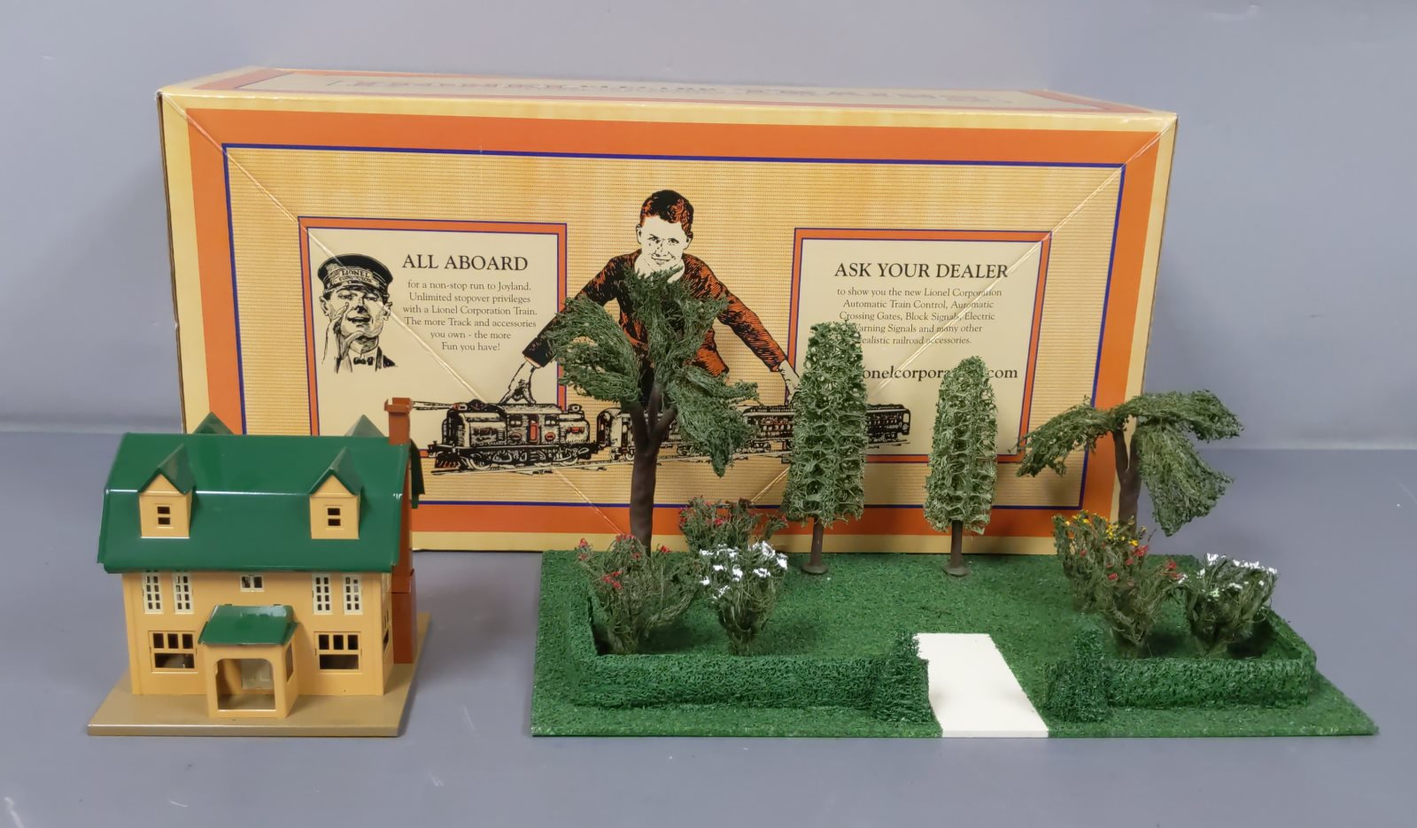 MTH 11-90075 O Suburban Home Plot w/ Villa Lt. Mustard & Med. Green #912 & #189