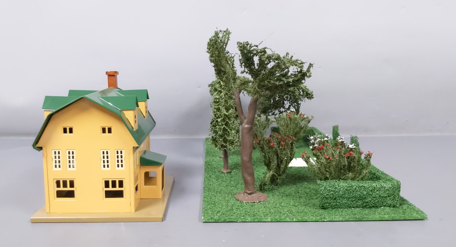 MTH 11-90075 O Suburban Home Plot w/ Villa Lt. Mustard & Med. Green #912 & #189
