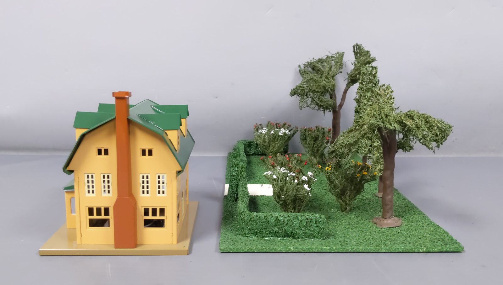 MTH 11-90075 O Suburban Home Plot w/ Villa Lt. Mustard & Med. Green #912 & #189