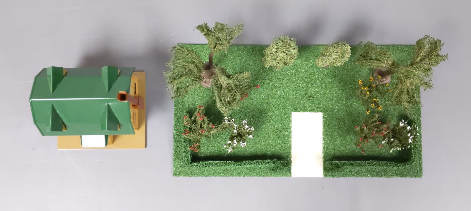 MTH 11-90075 O Suburban Home Plot w/ Villa Lt. Mustard & Med. Green #912 & #189
