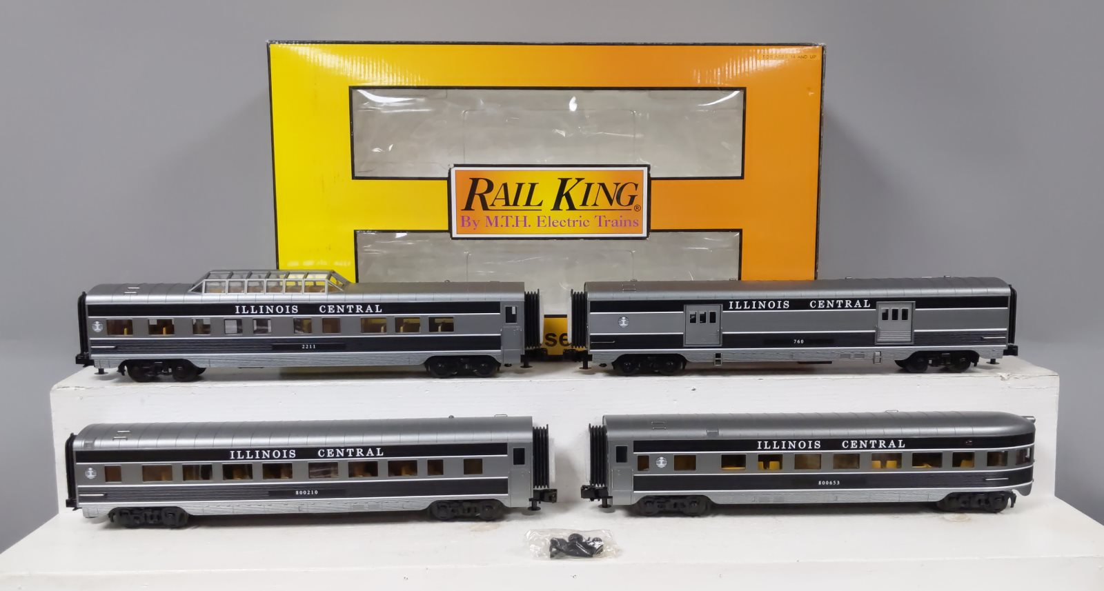 MTH 30-67642 O Illinois Central 60' Streamlined Passenger Car Set (Set of 4)