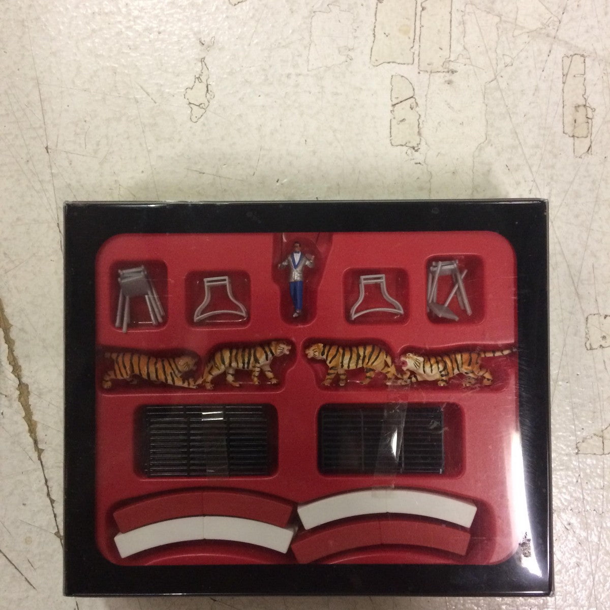 Preiser 22006 HO Trainer & Tigers Figures with Ring, Stands, and Cage
