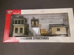 Walthers 933-2803 HO Trackside Structures Set Cream Siding Railroad Green Trim