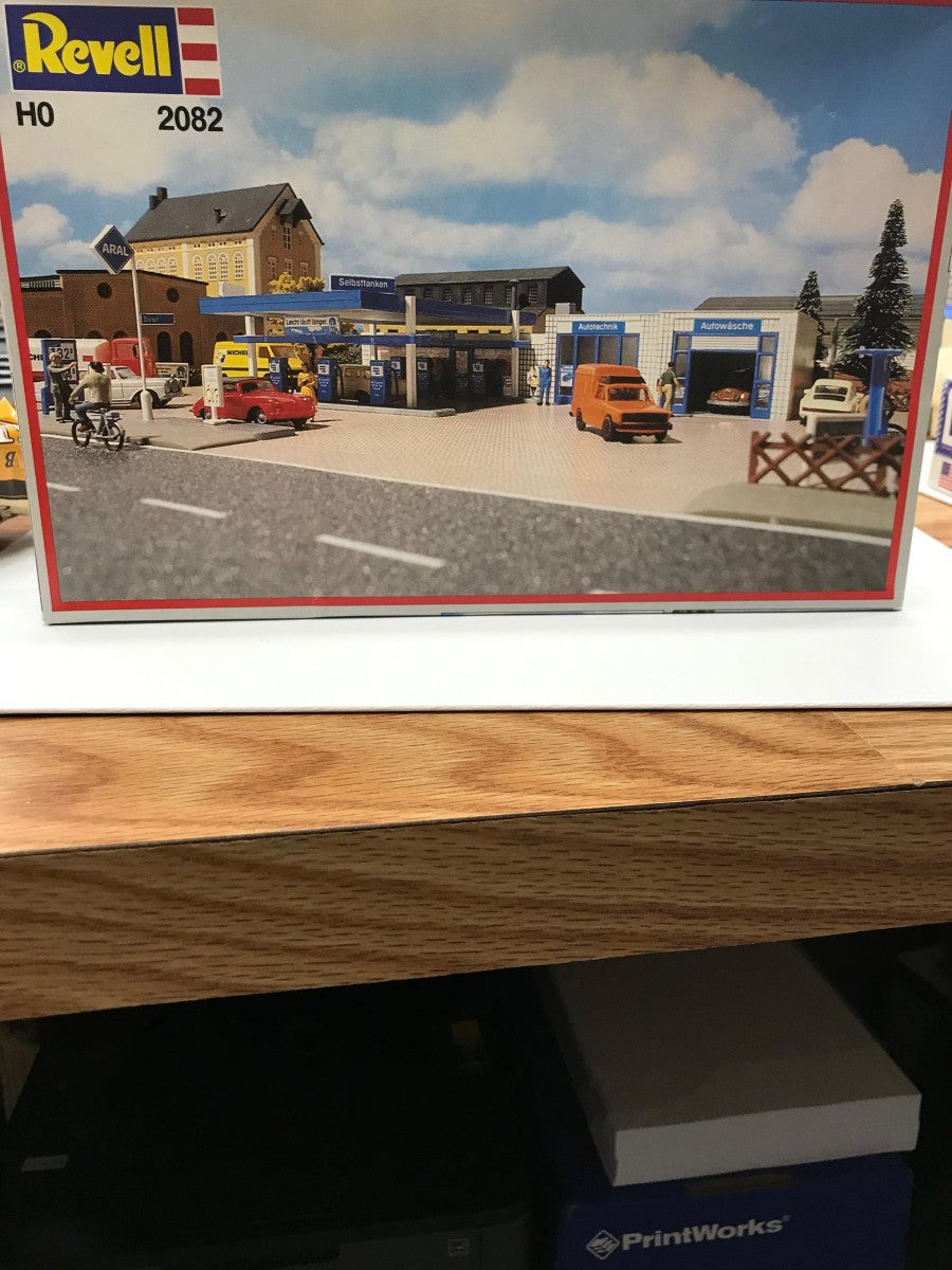 Revell of Germany 2082 HO Service Station Building Plastic Model Kit