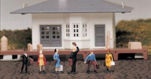 Bachmann 42330 HO Waiting Passengers Hand Decorated Figures (Set of 6)