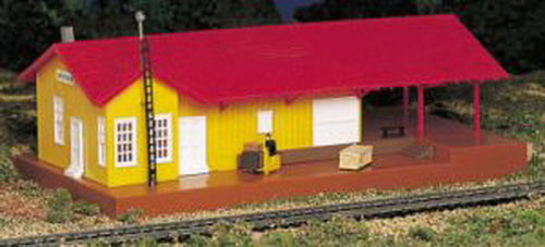 Bachmann 46216 HO Freight Station With Light Operating Accessories