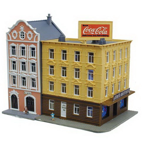 Model Power 2605 N Gift Shop & Boutique Built Up Lighted W/2Hand Painted Figures