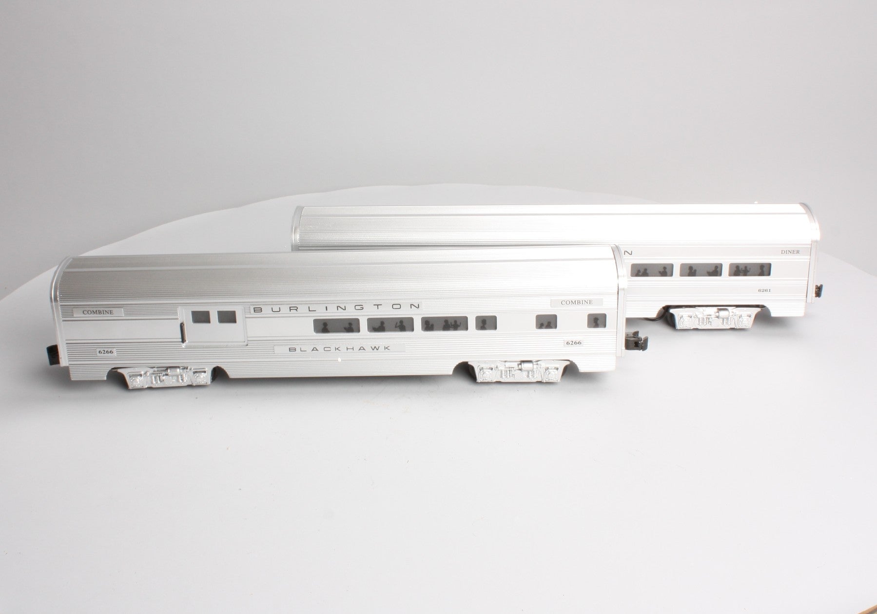 Williams 43002 O Gauge Burlington 60 Ft. Streamline Passenger Car 2-Pack