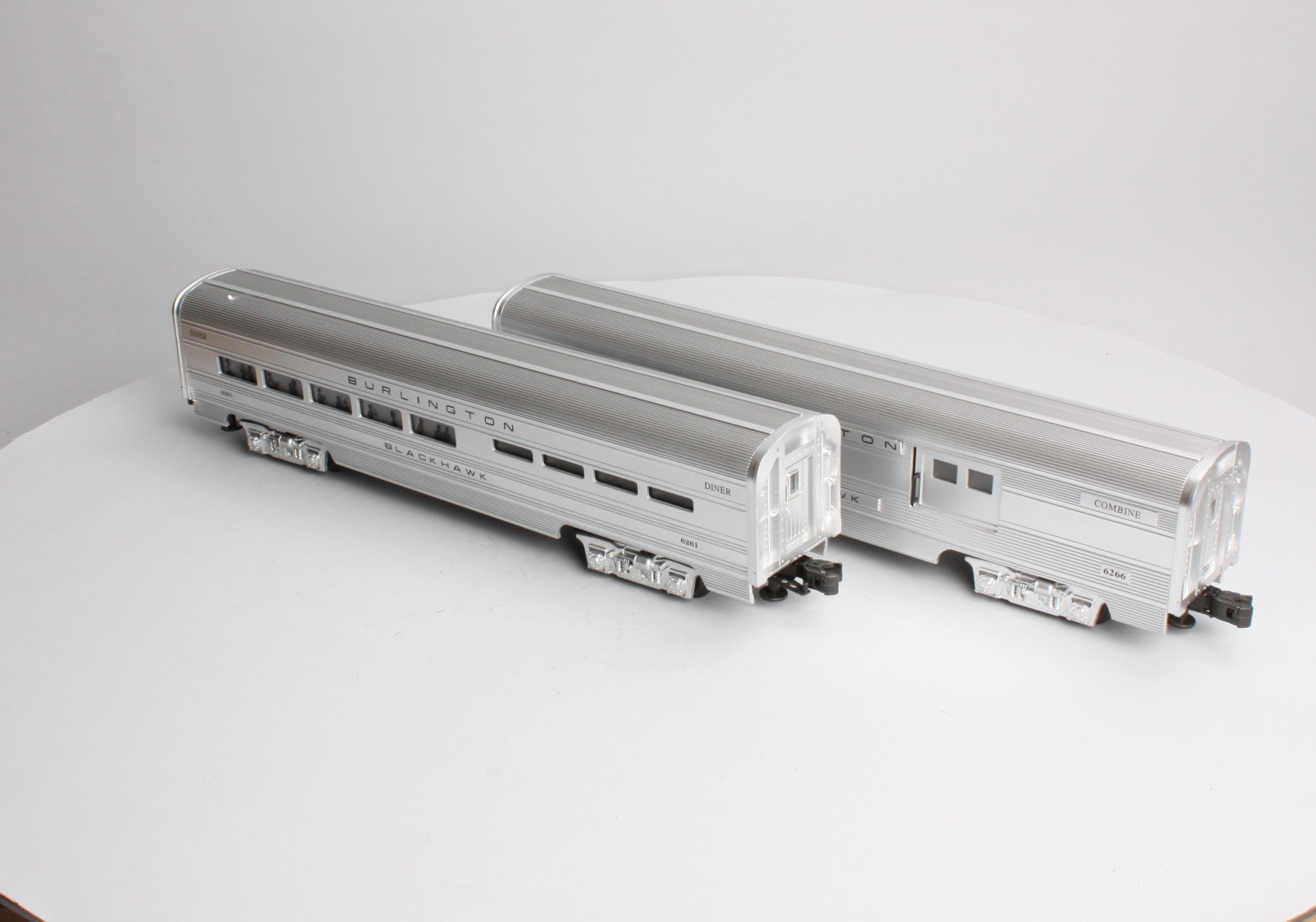 Williams 43002 O Gauge Burlington 60 Ft. Streamline Passenger Car 2-Pack