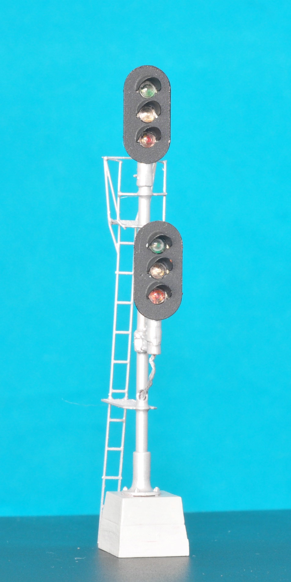 Details West 941 HO GRS Three Color Style D 2-Headed Style Block Signal w/Shield