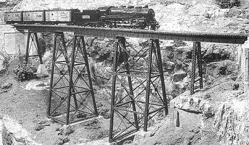 Micro Engineering 75-517 HOn3 210' Tall Steel Viaduct Standard Bridge Kit