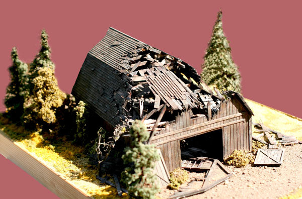 Branchline Trains #849 Fallen Barn w/Collapsed Roof