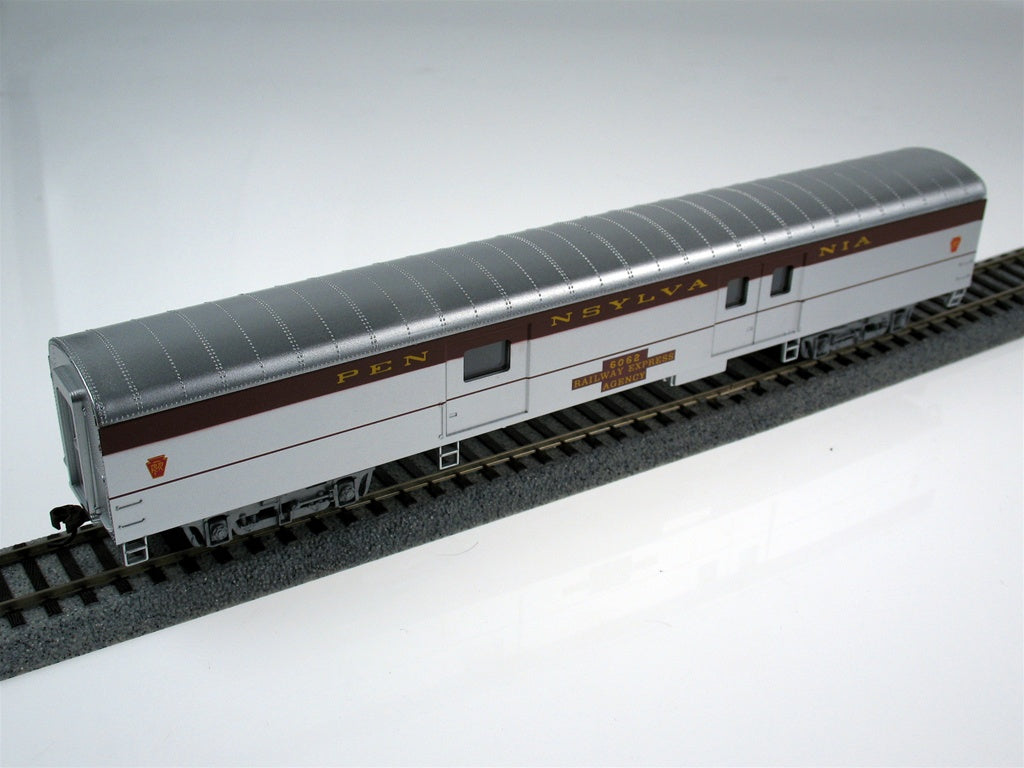 Con-Cor 001-001037 72' Smooth-Side Baggage - Ready to Run