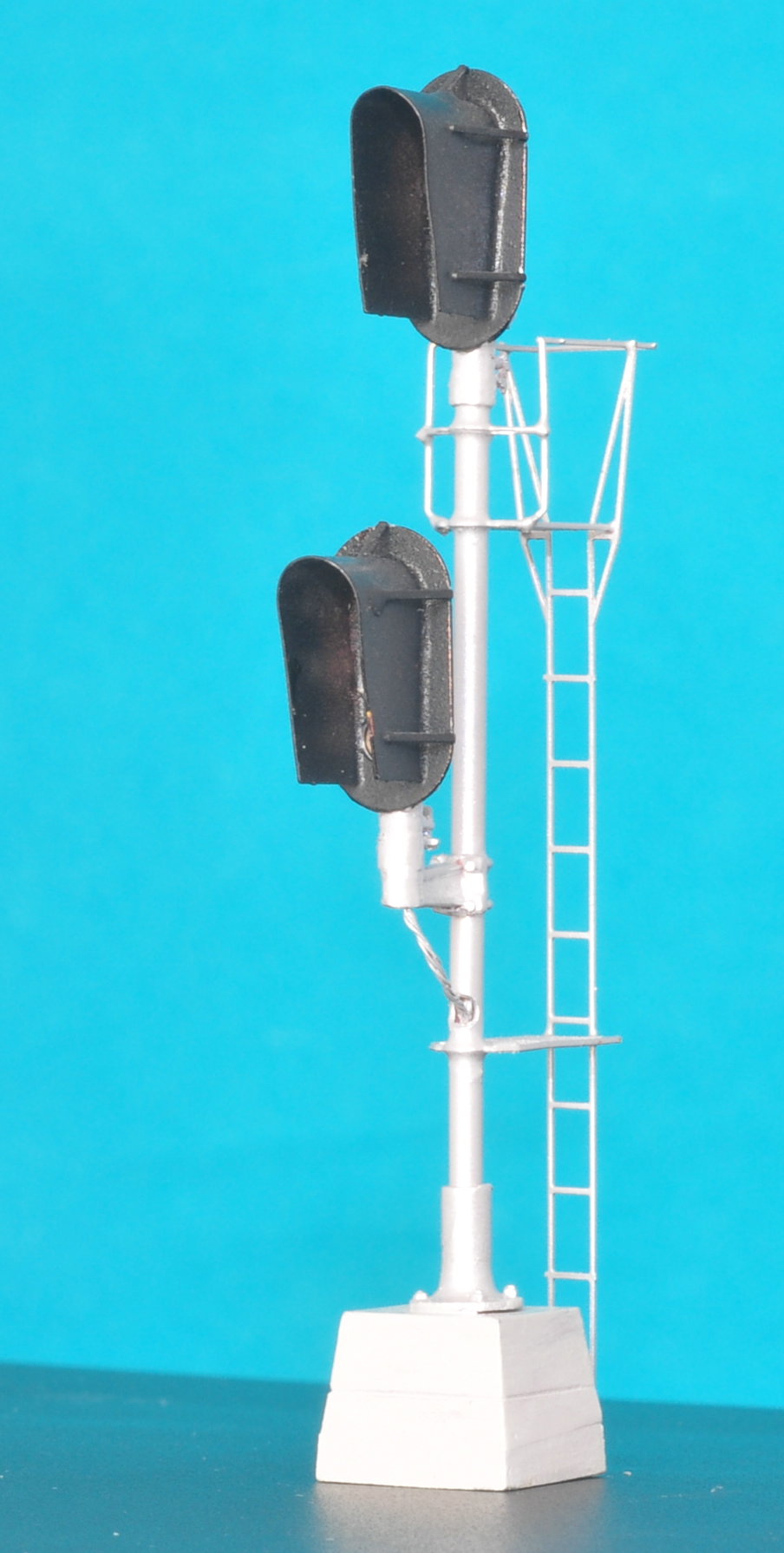 Details West 942 HO Scale GRS Three Color Style D Block Signal w/ Snow Shields
