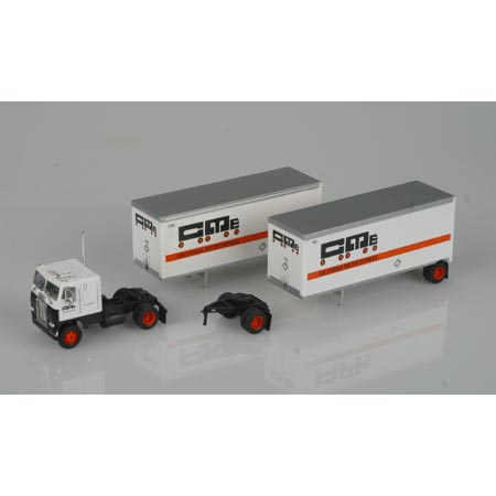 Athearn 91137 1:87 California Motor Express Freightliner w/Two 28'' Trailers