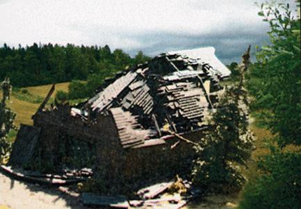 Branchline Trains #849 Fallen Barn w/Collapsed Roof