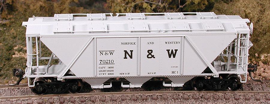 Bowser 40994 HO Norfolk & Western HC-1 Covered Hopper Car #70216