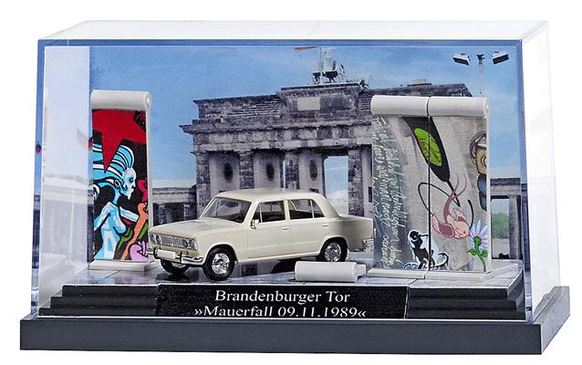 Busch 7647 Fall of the Berlin Wall Miniature Scene