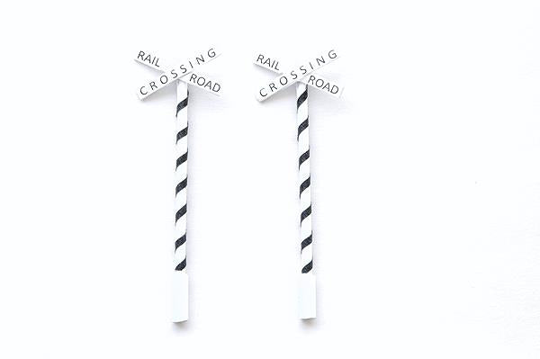 JL Innovative Design 857 HO Crossbucks Painted (Striped Mast) (Pack of 2)