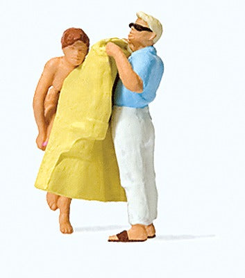 Preiser 28162 HO Changing Clothes on the Beach Figures (Set of 2)