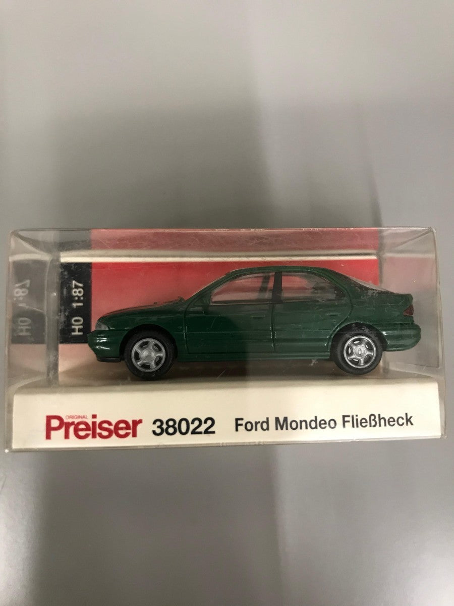 Preiser 38022 HO Ford Mondeo Fastback Car - Green