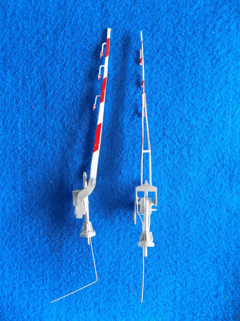 NJ International 3170 O Scale Red & White Crossing Gates (2)