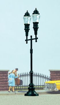 Walthers 949-4308 HO Double-Arm Street Light