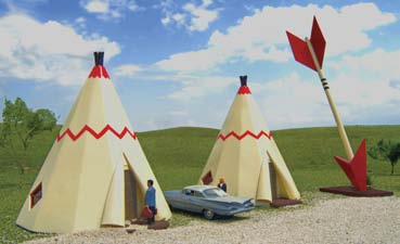 Bachmann 35205 HO Teepee Hotel 2 Teepees w/Arrow Built Up