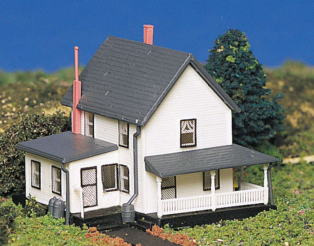 Bachmann 45812 N Scale Farm House w/Figures
