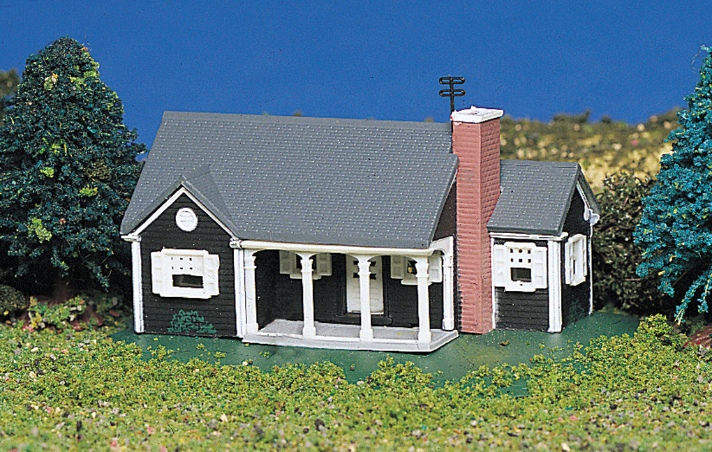 Bachmann 45814 N New England Ranch House Hand Decorate Pre-Assembled