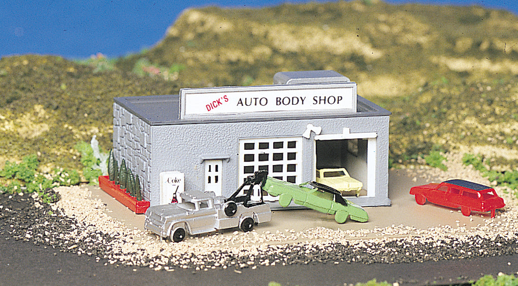 Bachmann 45708 N Built-Up Auto Body Shop With Figures