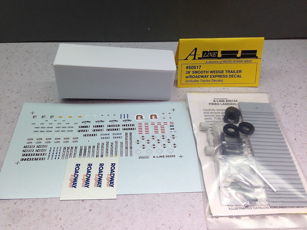 A-Line 50517 HO 28' Smooth-Side Wedge Trailer Kit with Decals - Roadway Express