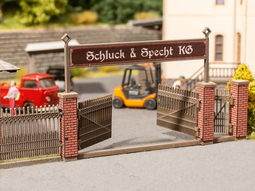 Noch 14234 HO Gate w/Brick Columns Kit