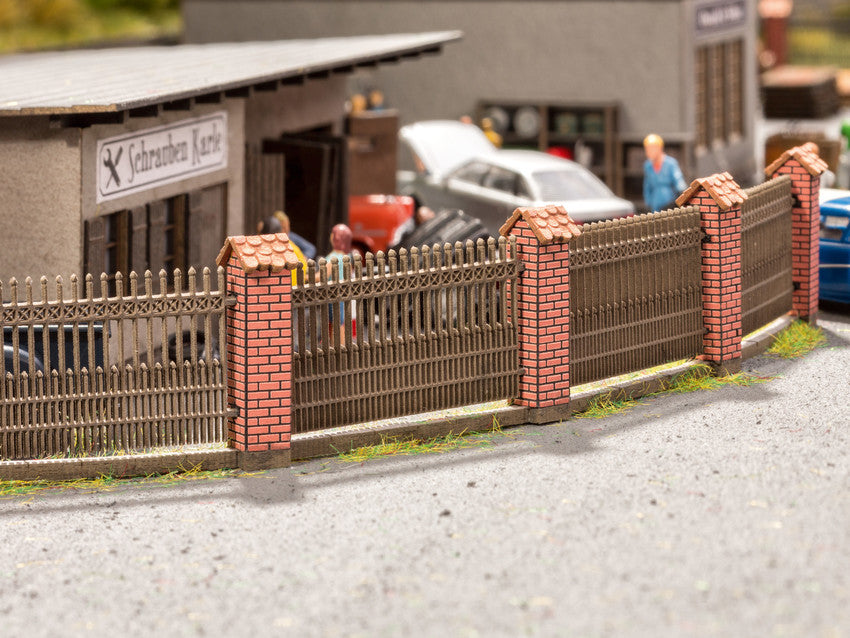 Noch 14235 HO Fence w/Brick Columns Kit