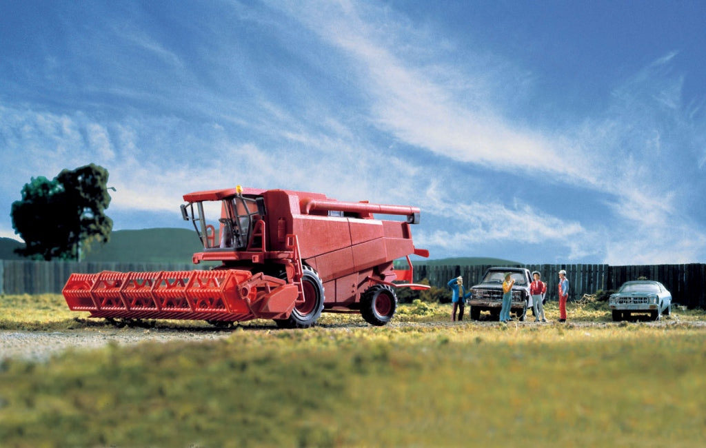 Walthers 949-11003 HO Farm Combine with Grain and Corn Heads Kit