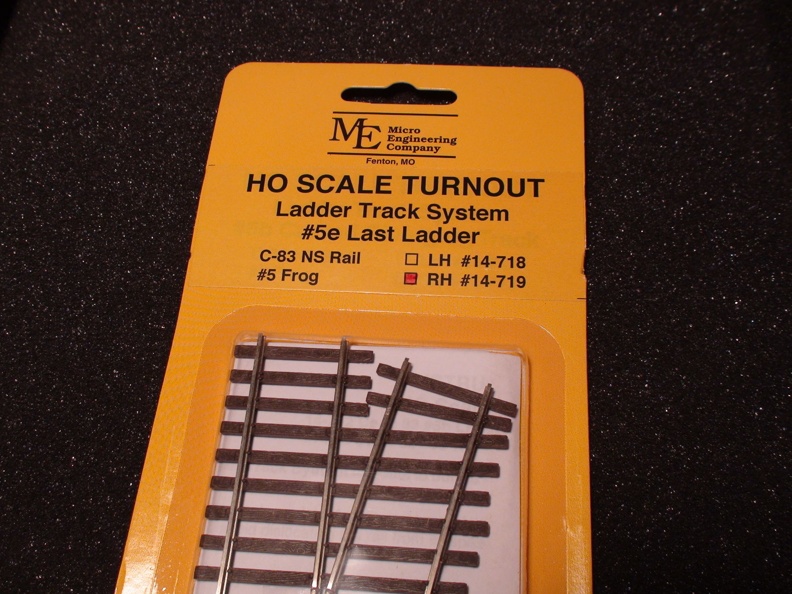 Micro Engineering 14719 HO Code 83 #5e Right Hand Turnout Ladder Track System