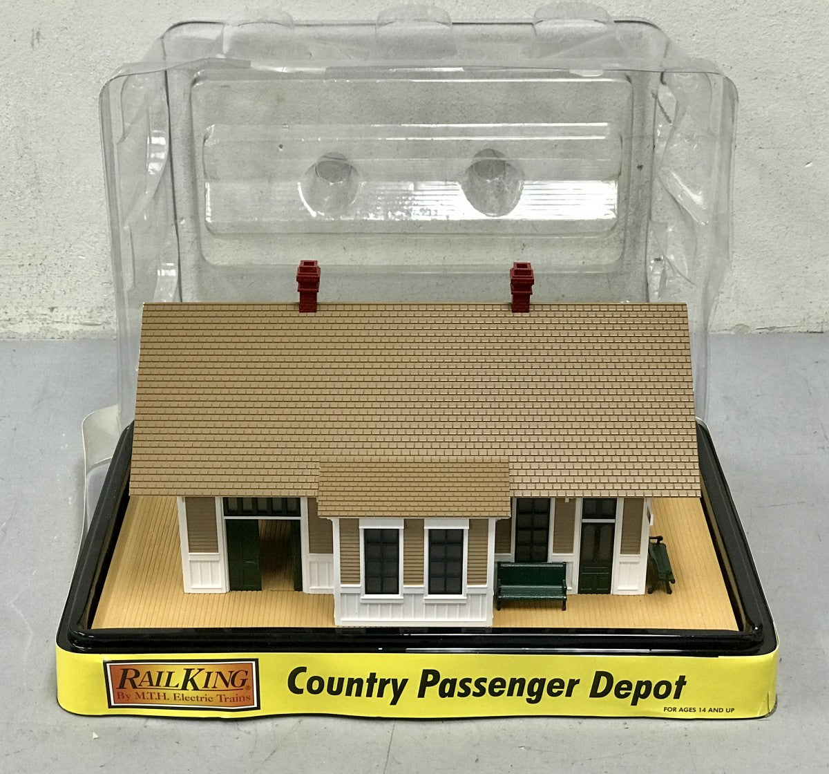 MTH 30-90302 O Gauge Tan/Green Country Passenger Depot