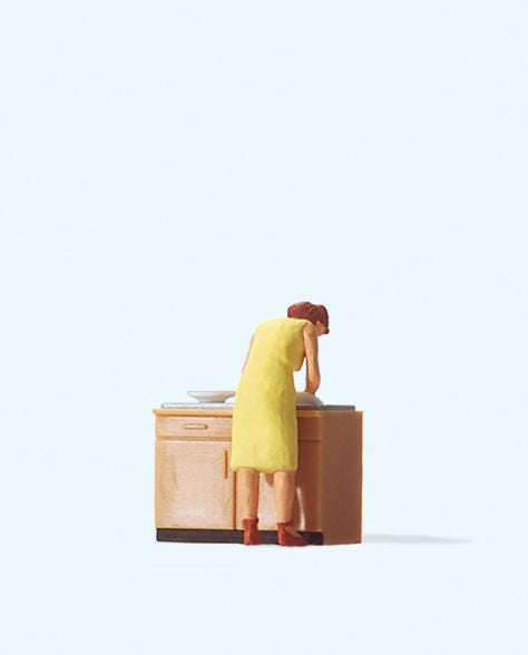Preiser 28145 HO Scale Woman Doing Dishes Hand Painted Figure