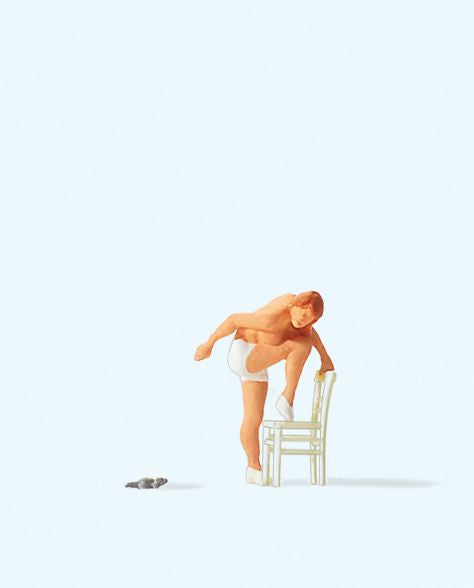 Preiser 29097 HO Woman Escaping The Mouse Figure