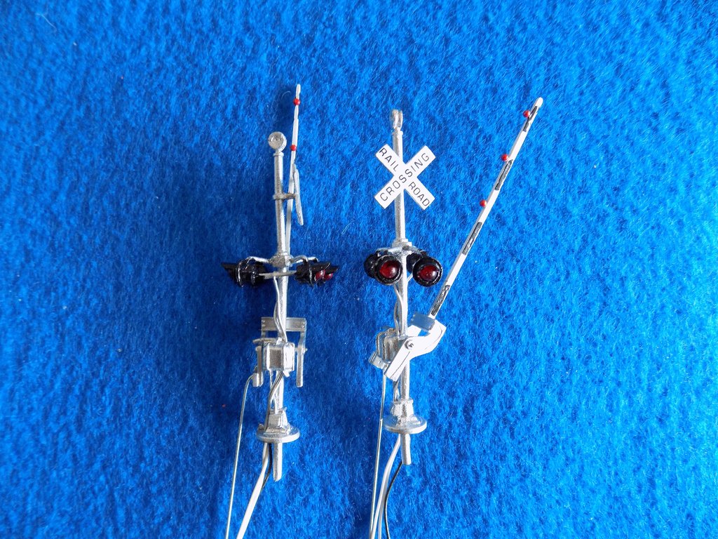 NJ International 1167 HO Right Hand Drop Crossing Gate Signal (2)