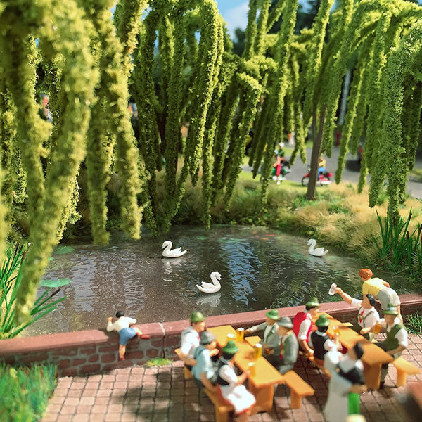 Busch 5482 HO Animated Pond with 3 Swimming Swans