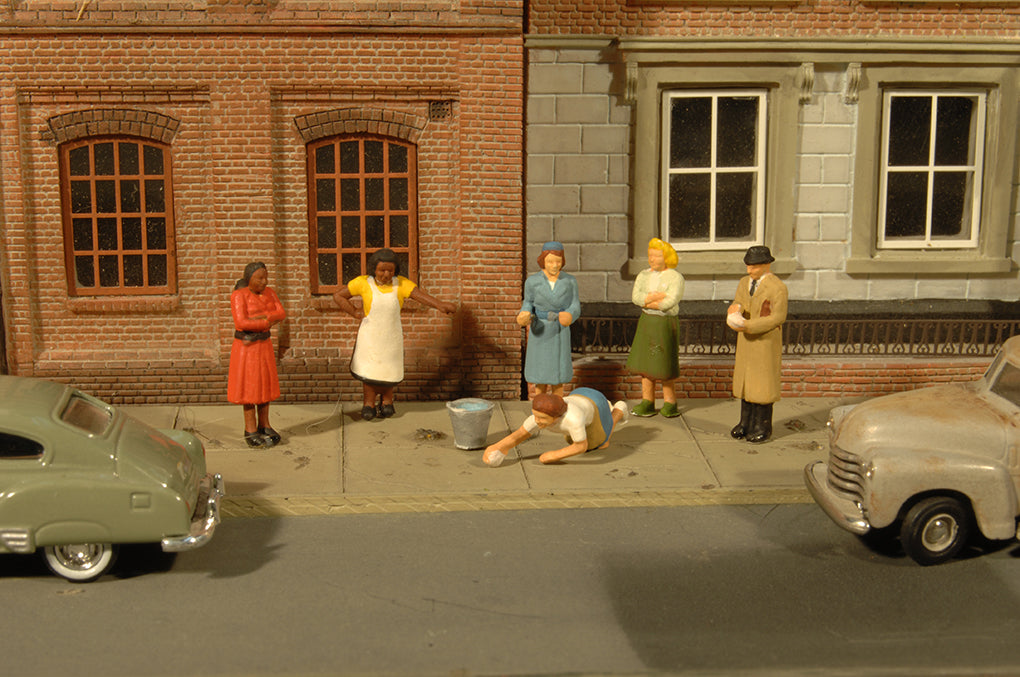 Bachmann 33117 HO Sidewalk People Figures (Set of 7)